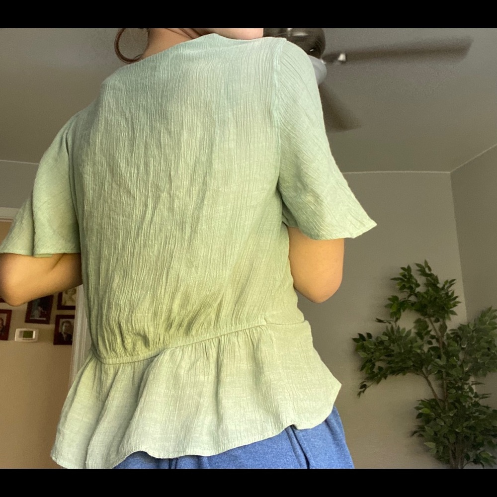 green blouse - Picture 2 of 4